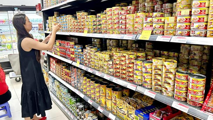 Thị trường đồ hộp 'nín thở' mùa Tết