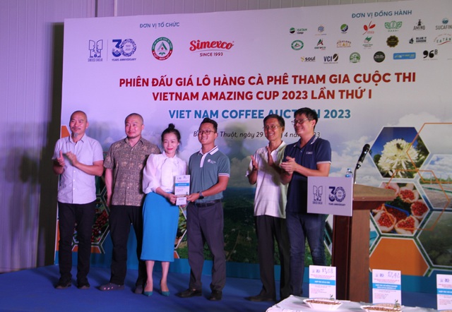 Lần đầu đấu giá thành công cà phê đặc sản tại Đắk Lắk