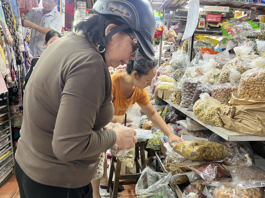 Chợ Tết: Vắng khách mua nhưng giá đặc sản vẫn tăng mạnh